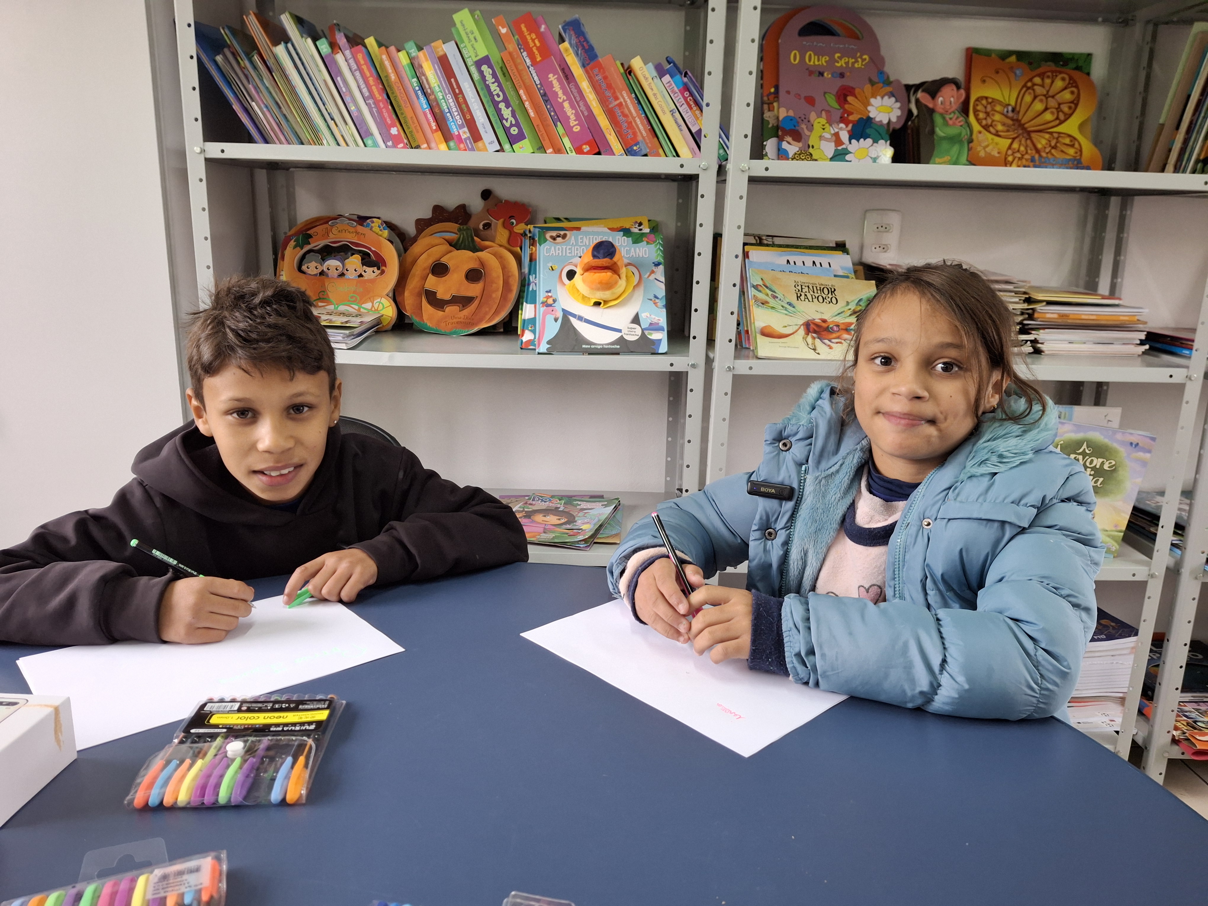 O Samuel e a Isabela sabem que lugar de criança é na escola