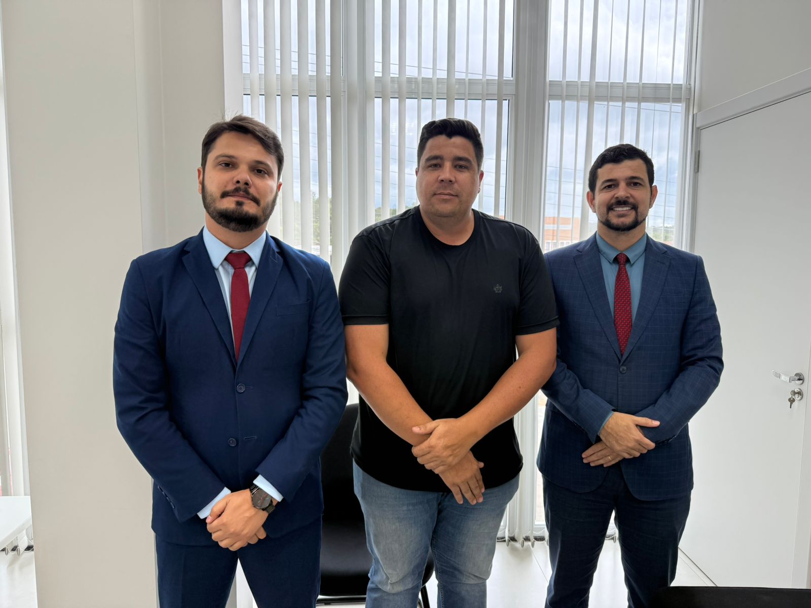 À esquerda da imagem, Rodrigo Portela Matos Silva, Juiz de Direito e Diretor do Foro da Comarca de Rio do Oeste; ao centro - Patrick Munzfeld, diretor do abrigo da comarca e à direita da foto, o Promotor de Justiça Wallace França de Melo. 
