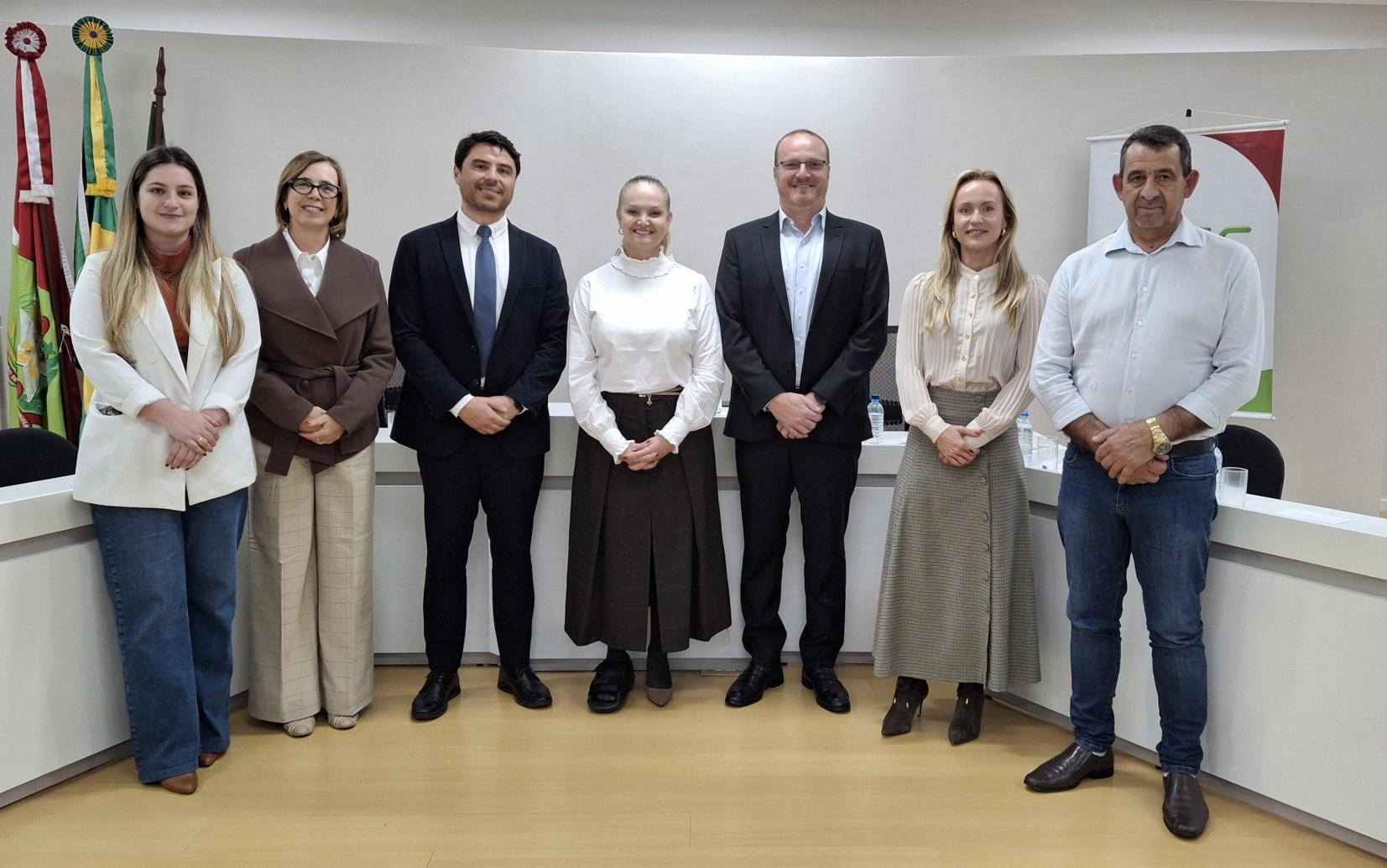 Autoridades da esquerda para direita: advogada Analice Geuda, Secretária-Geral da Ordem dos Advogados do Brasil (OAB), Subseção de Xanxerê, Subprocuradora-Geral de Justiça para Assuntos Institucionais, Helen Crystine Corrêa Sanches, Promotor de Justiça João Augusto Pinto Lima, PGJ Vanessa Wendhausen Cavallazzi, Prefeito de São Domingos Márcio Luiz Bigolin Grosbelli, Assessora da Procuradora-Geral de Justiça, Promotora de Justiça Bárbara Elisa Heise e Nelson Brisola, Prefeito de Ipuaçu.