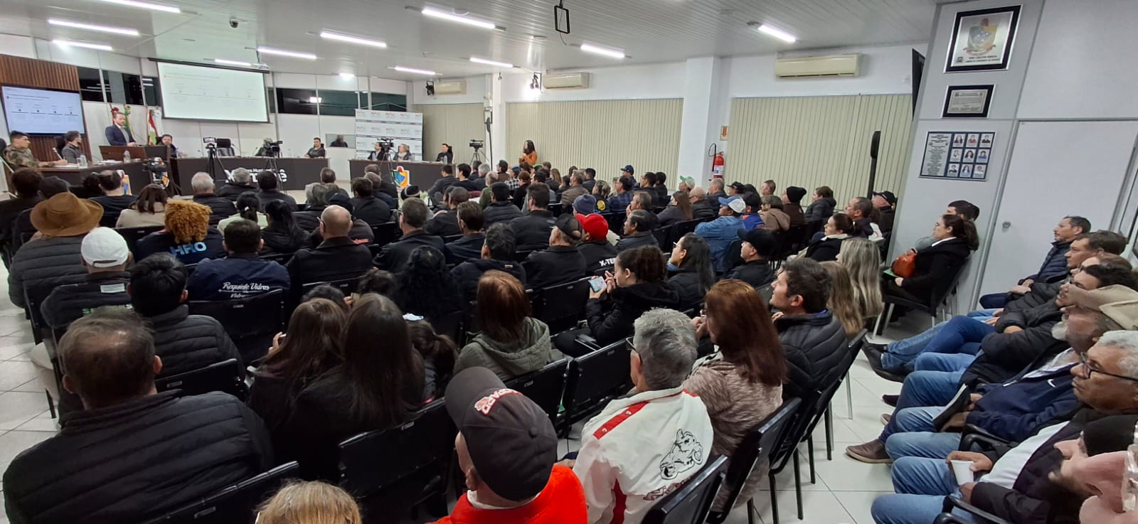 O debate reuniu moradores, adquirentes dos lotes, representantes de órgãos públicos e entidades interessadas para buscar soluções para o impasse urbanístico, ambiental e social na área.