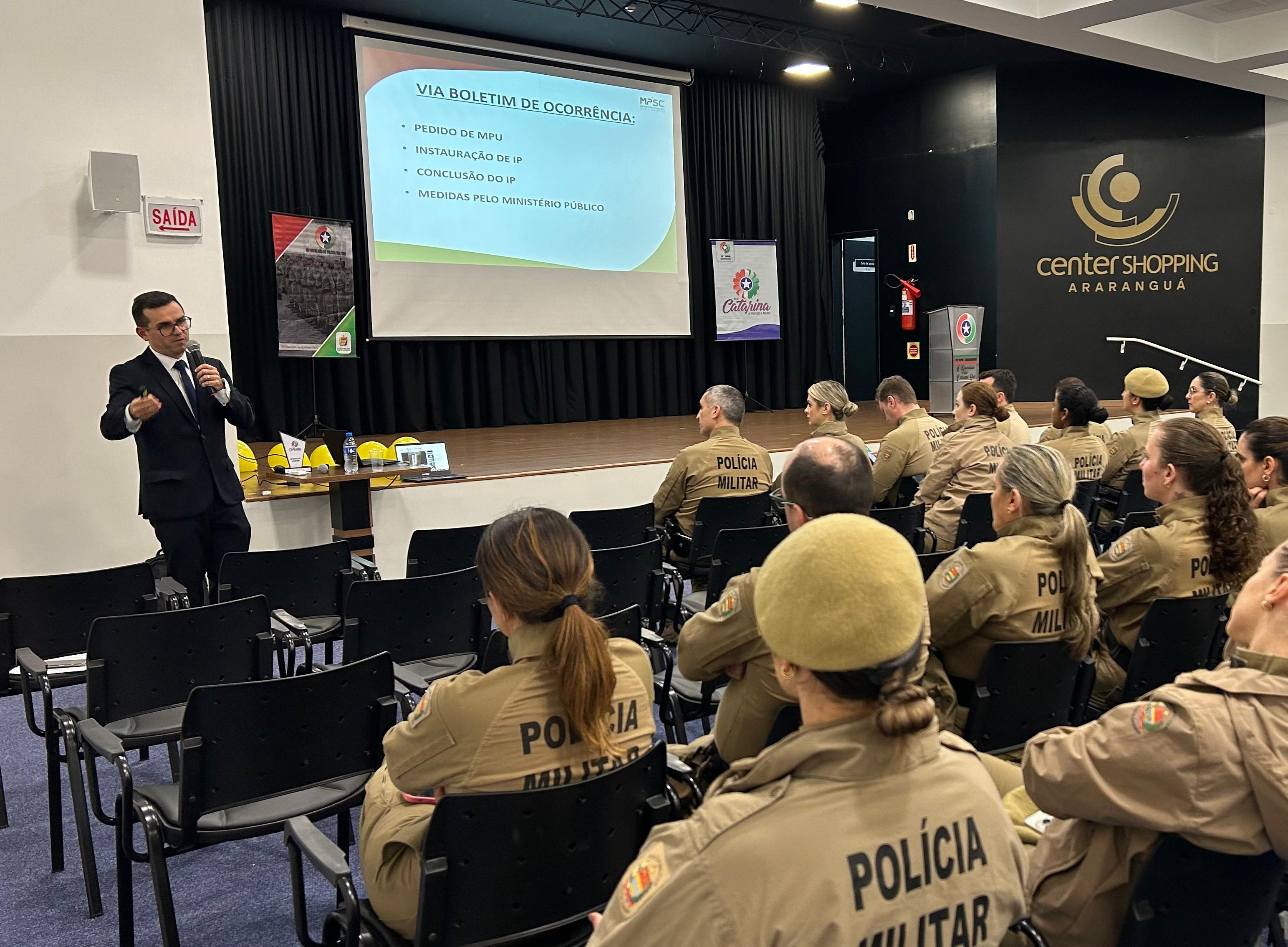 Agosto Lilás: Promotor de Justiça leva palestra a policiais militares em Araranguá e reforça atuação conjunta no combate à violência doméstica