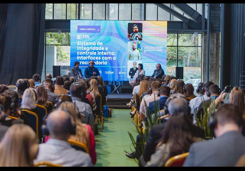 Representantes do MPSC participam de painéis sobre gestão pública e defesa socioambiental no COMAC-SC