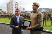 Prêmio MPSC é entregue ao 1º colocado na disciplina de Direitos Humanos do curso de formação de soldados da Polícia Militar