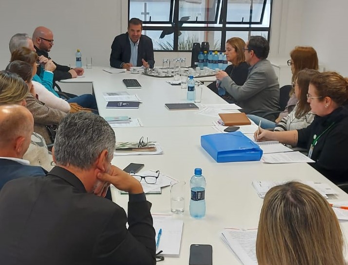 Reunião discute ações para melhorar o atendimento e acolhimento regular de alunos da APAE e AMA em Jaraguá do Sul