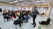 Em Chapecó, alunos da EEB Lara Ribas recebem palestra sobre importância dos comportamentos individuais no bem-estar da coletividade