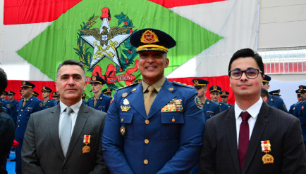 Promotores de Justiça são homenageados com medalha de 90 anos do Corpo de Bombeiros Militar de Santa Catarina