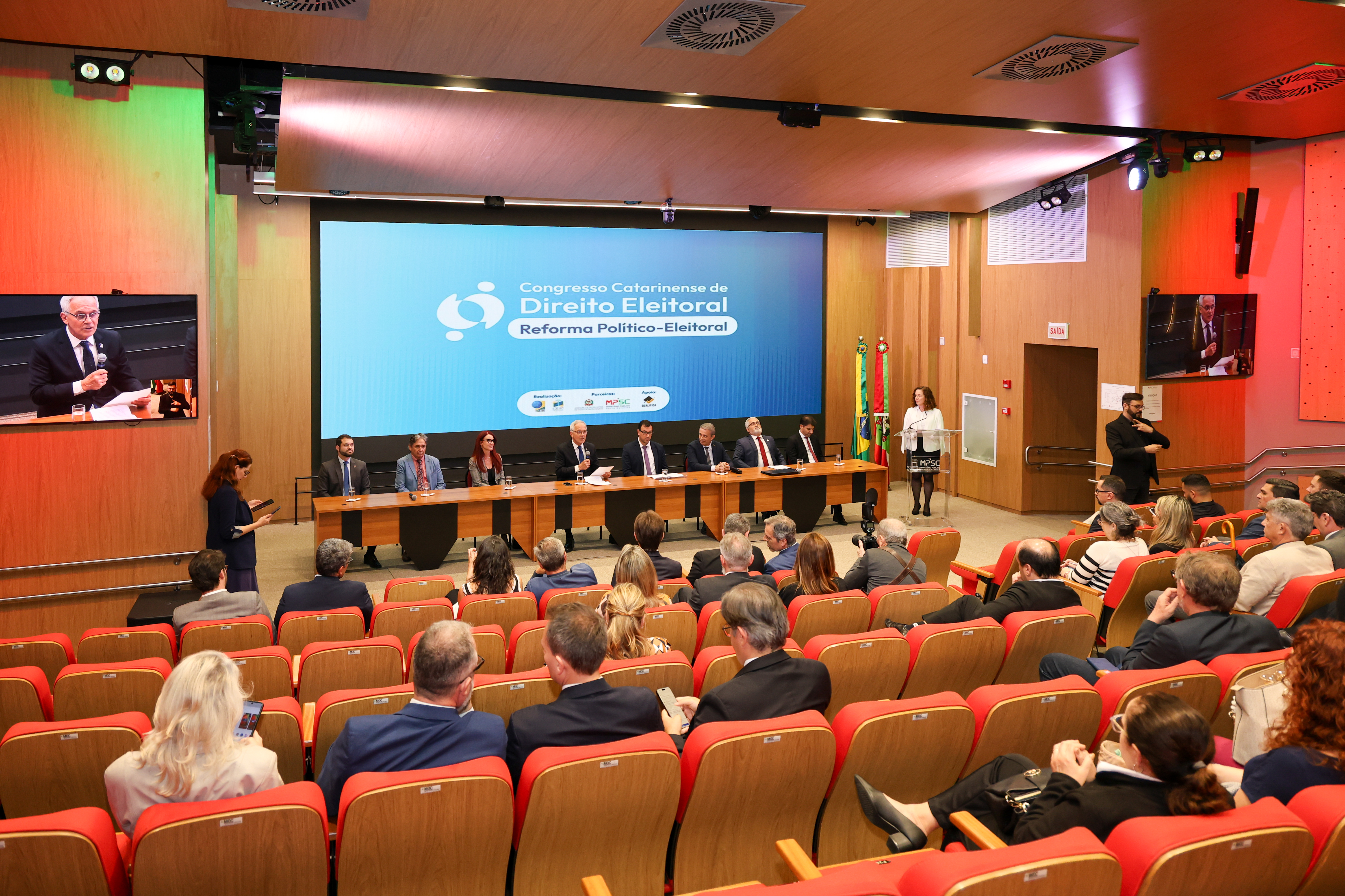 Temas da atualidade do Direito Eleitoral são debatidos em Congresso sediado pelo MPSC em Florianópolis