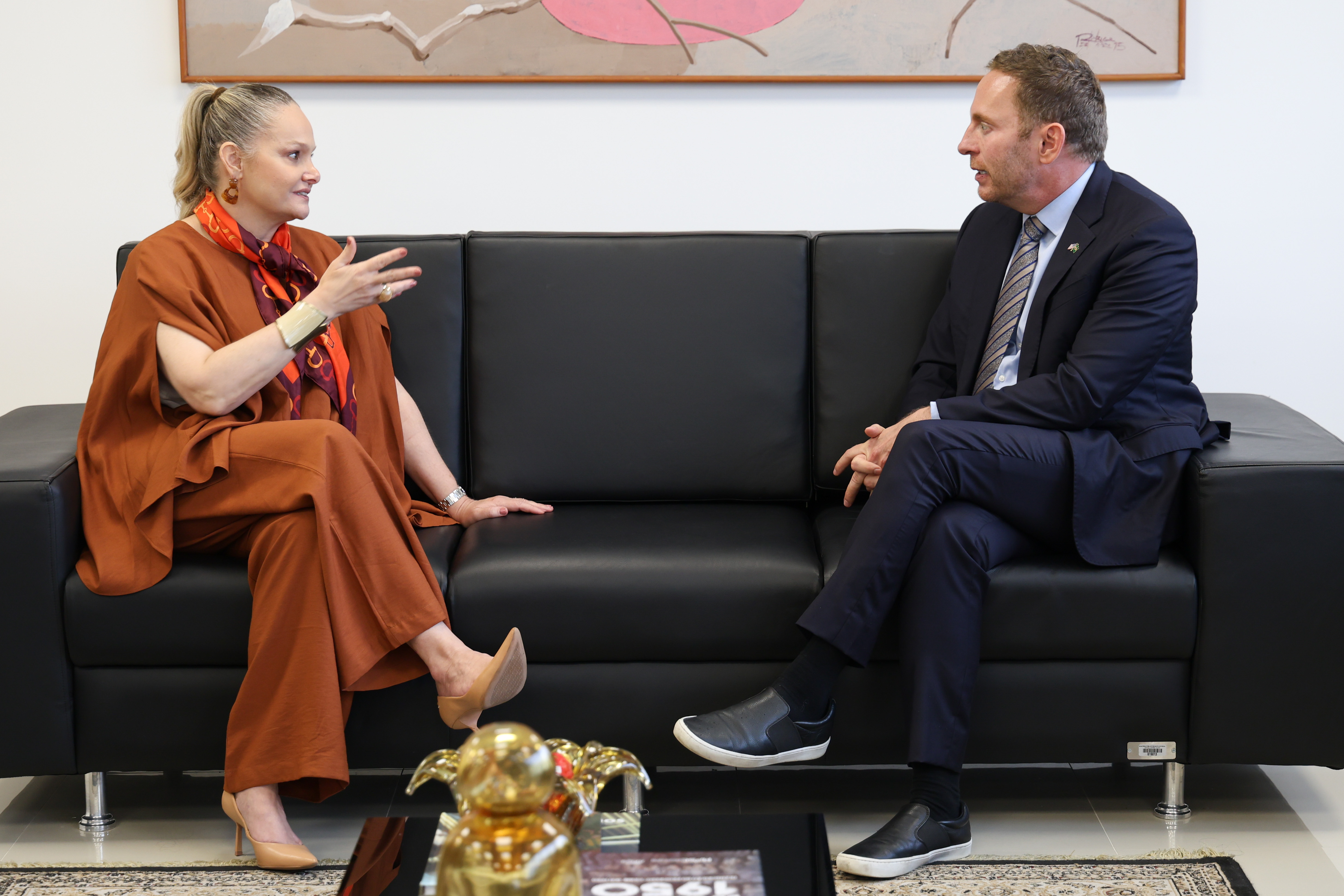 Procuradora-Geral de Justiça recebe comitiva do Consulado-Geral dos Estados Unidos para tratar de cooperação interinstitucional