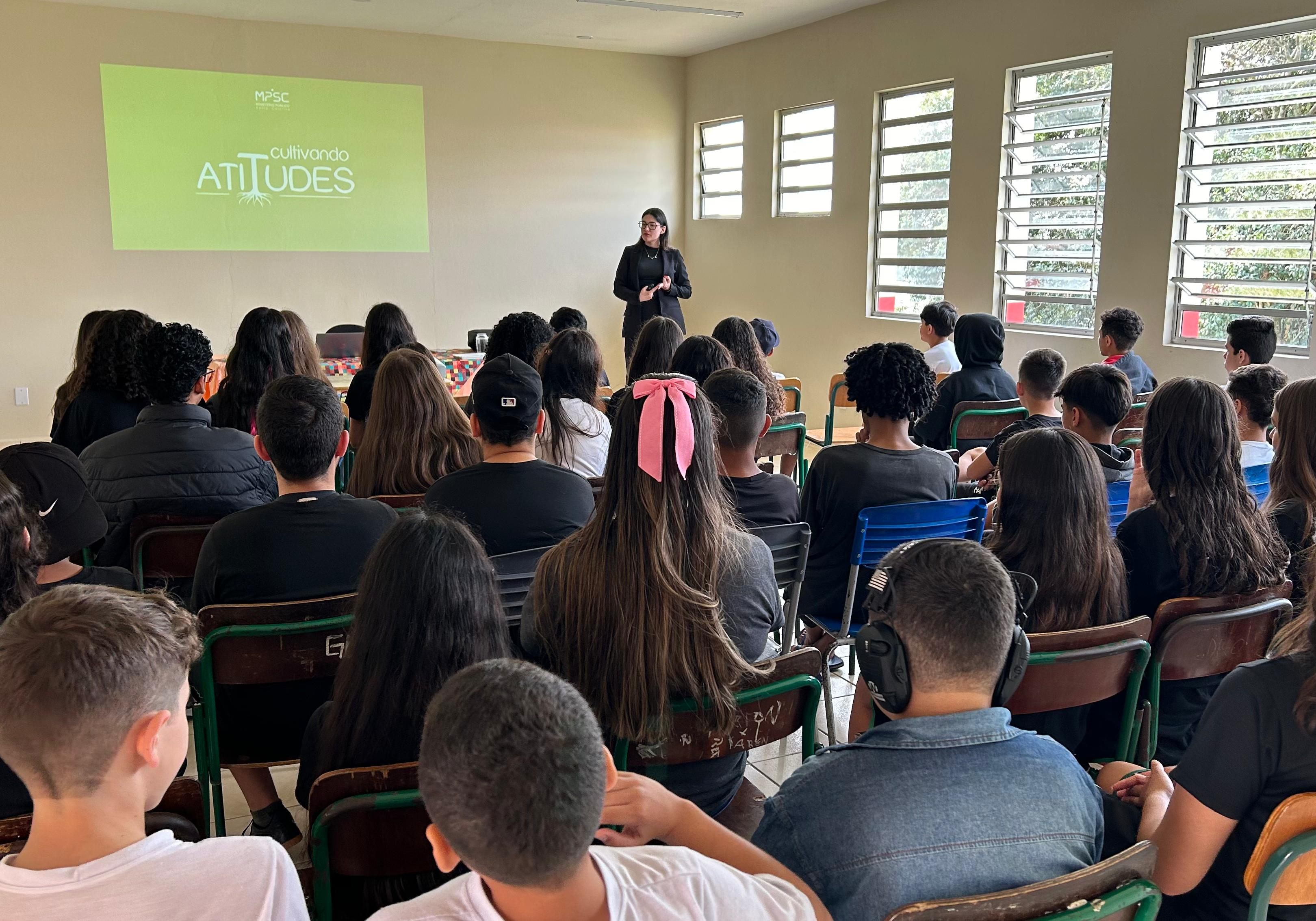Cultivando Atitudes: Em conversa com estudantes, Promotora de Justiça aborda problemas sociais, cidadania e atuação do MPSC