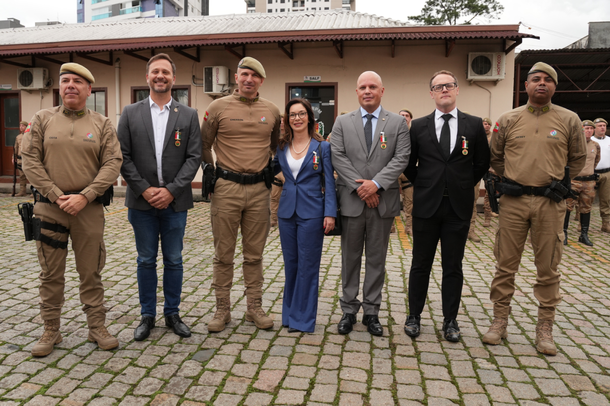 Promotores de Justiça recebem Medalha de Amigos da Polícia Militar de Joinville