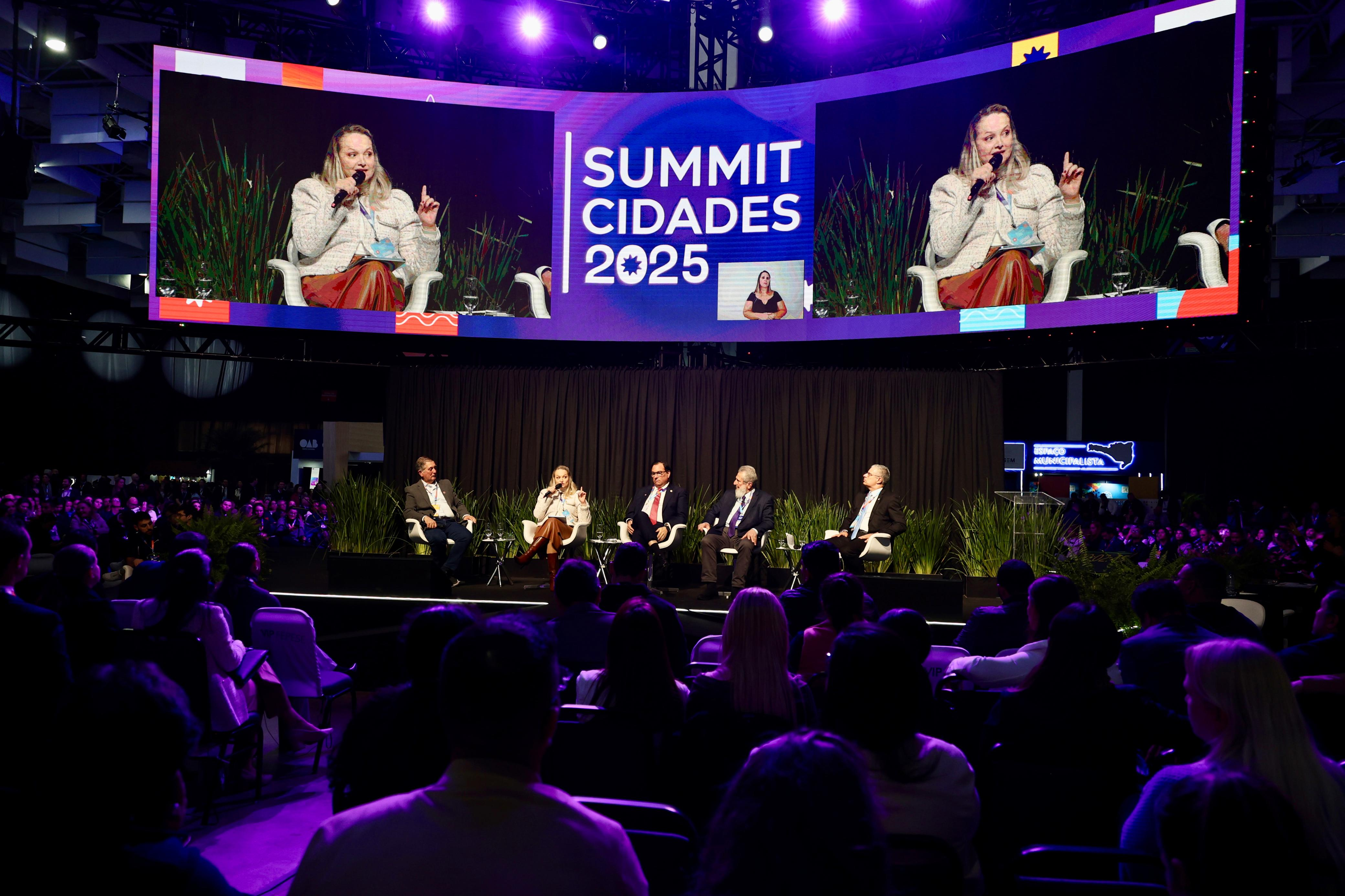 Vanessa Wendhausen Cavallazzi defende escuta ativa e diversidade como pilares da liderança pública no Summit Cidades 2025