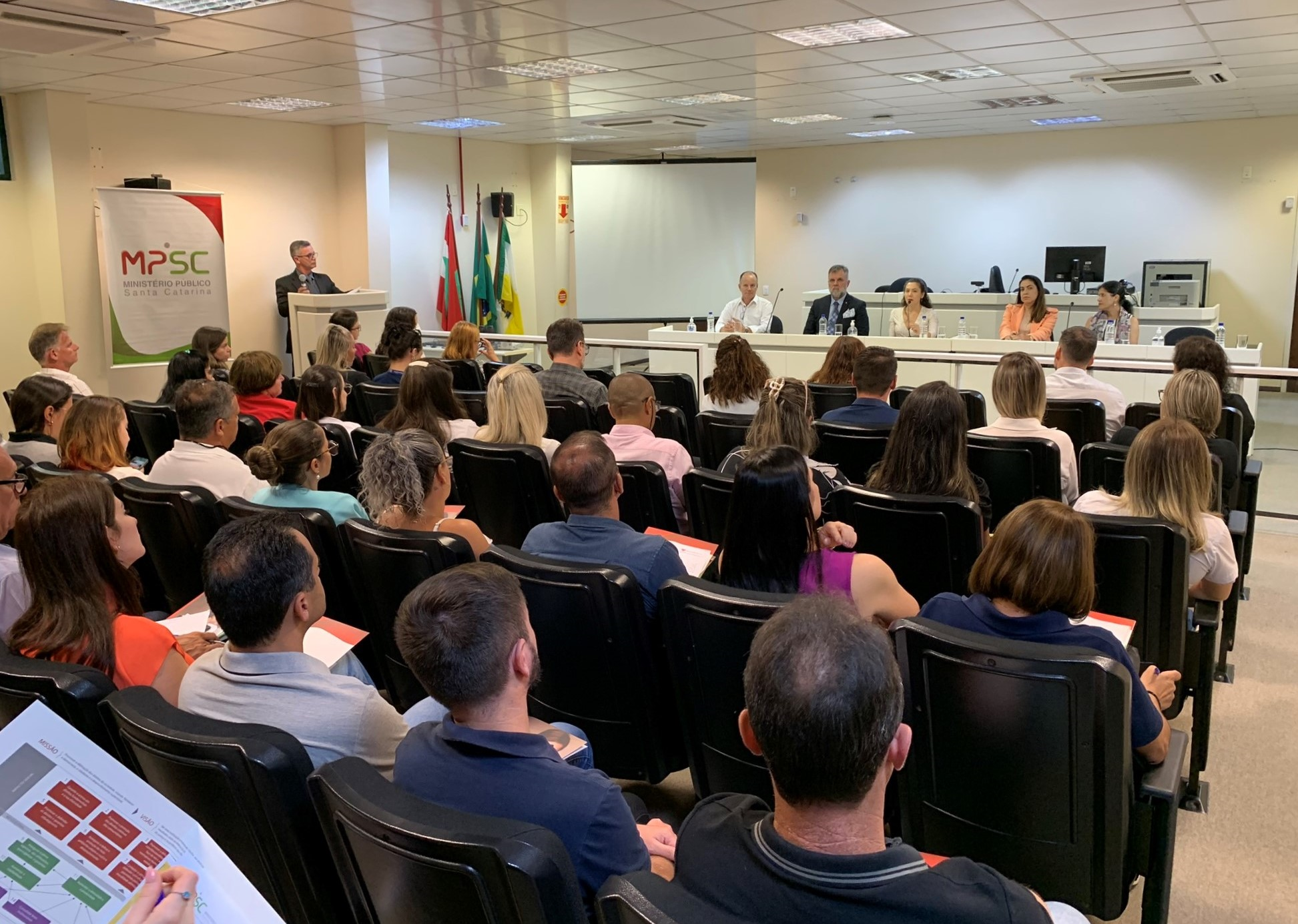 Em Laguna, MPSC busca sensibilizar empresários para adesão a programa de aprendizagem por meio da contratação de jovens em situação de vulnerabilidade