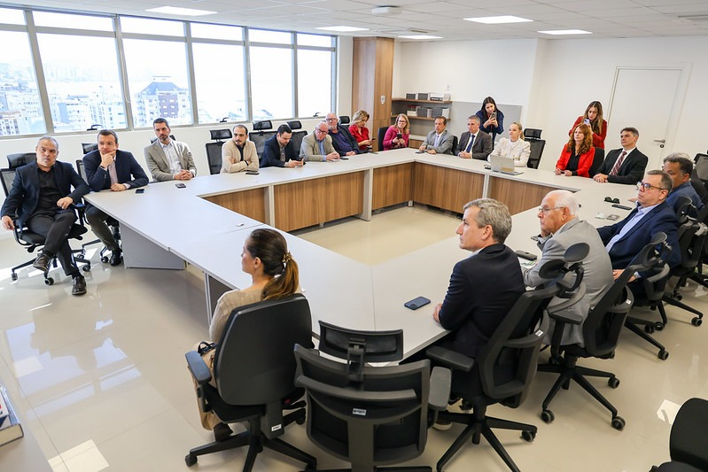Vanessa Wendhausen Cavallazzi apresenta os 100 dias de gestão em café com colunistas
