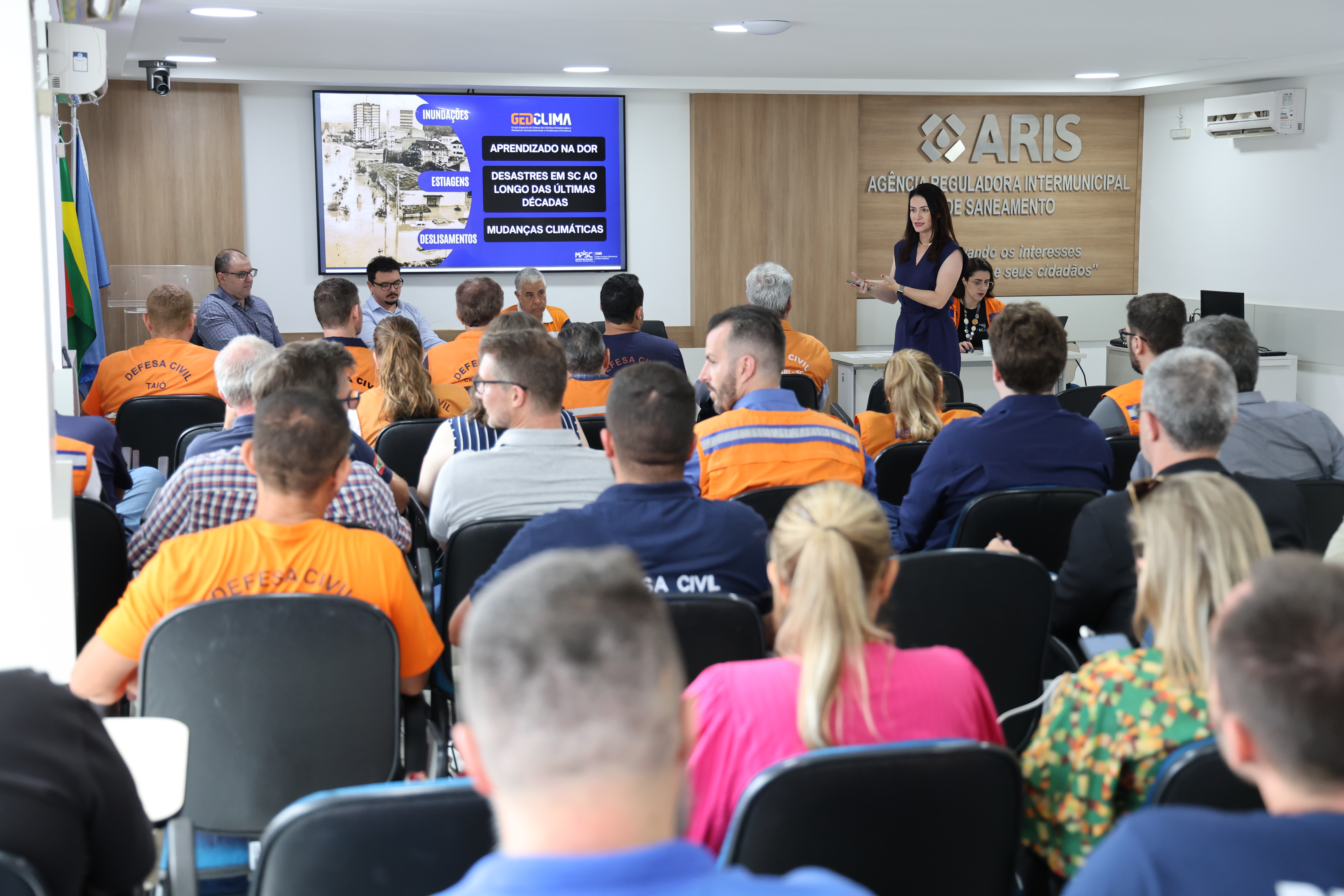 Na FECAM, GEDCLIMA apresenta informações sobre edital que distribuirá kits de equipagem para Defesas Civis municipais
