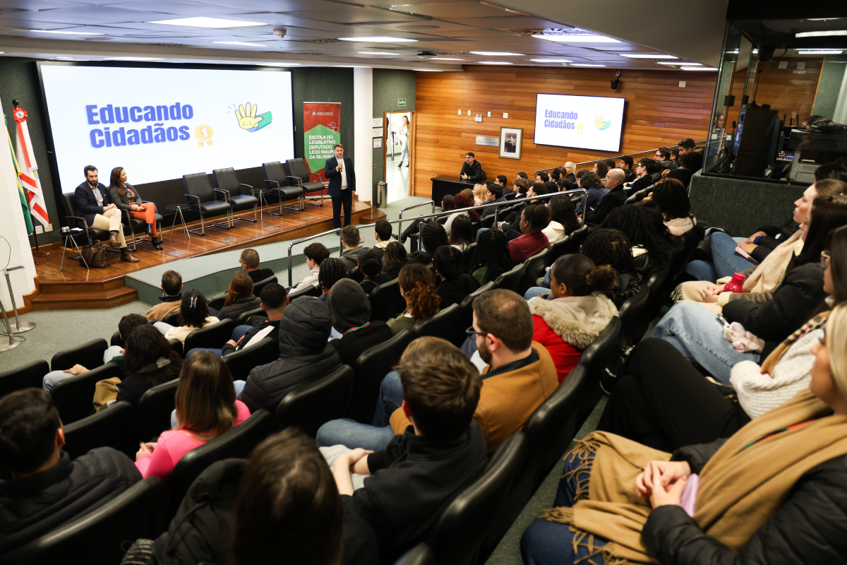 Educando Cidadãos: Estagiários da ALESC participam de palestras sobre ética e combate à corrupção