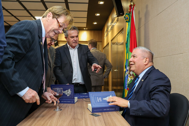 Procurador de Justiça Gilberto Callado de Oliveira lança livro “Ciência das leis”