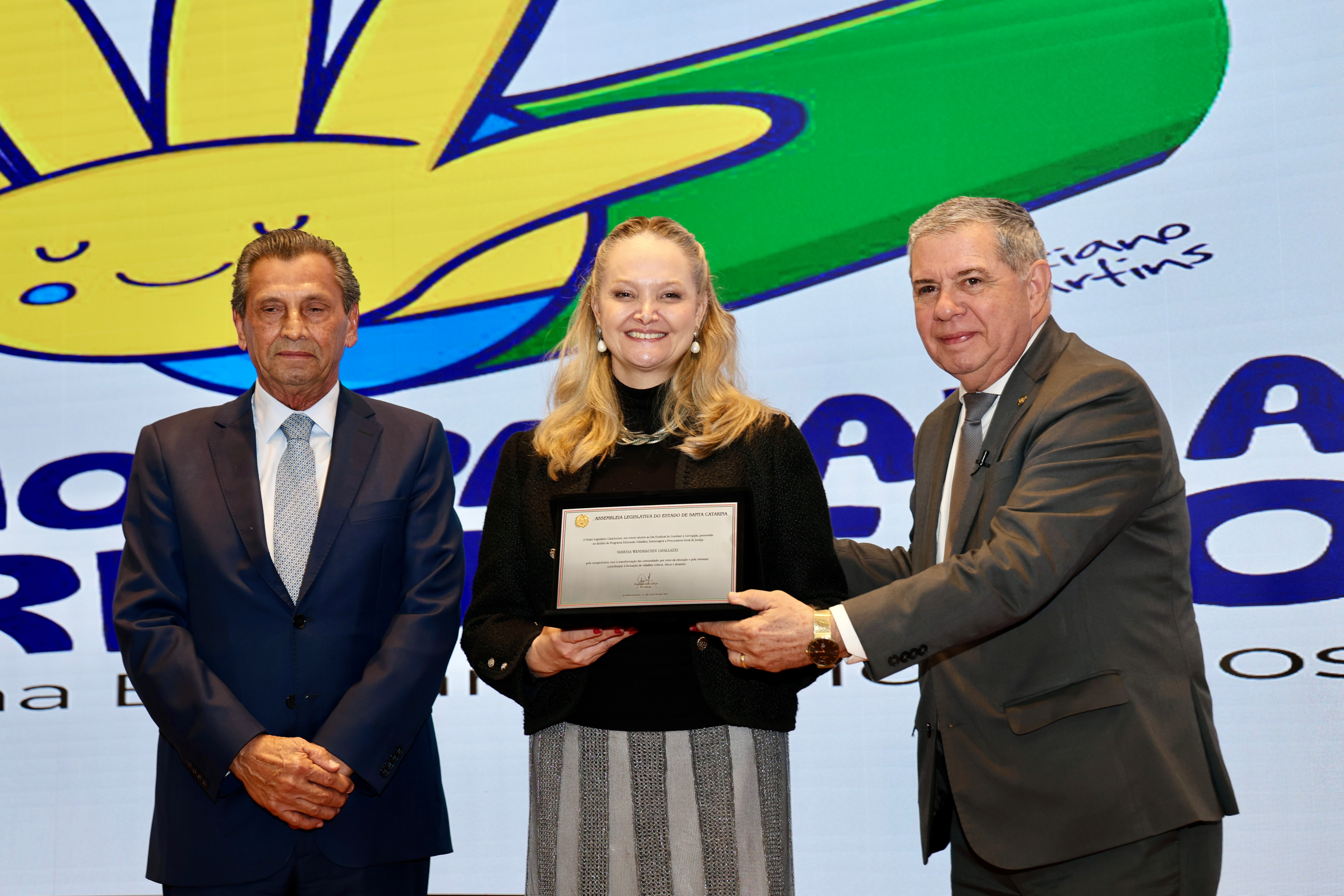 Procuradora-Geral de Justiça Vanessa Wendhausen Cavallazzi recebe homenagem de Amiga do programa Educando Cidadãos