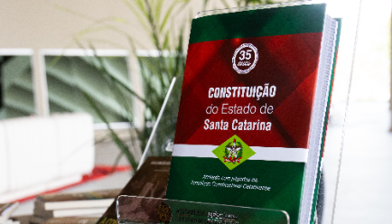 Lançada na ALESC segunda edição de livro do MPSC com Constituição Estadual anotada