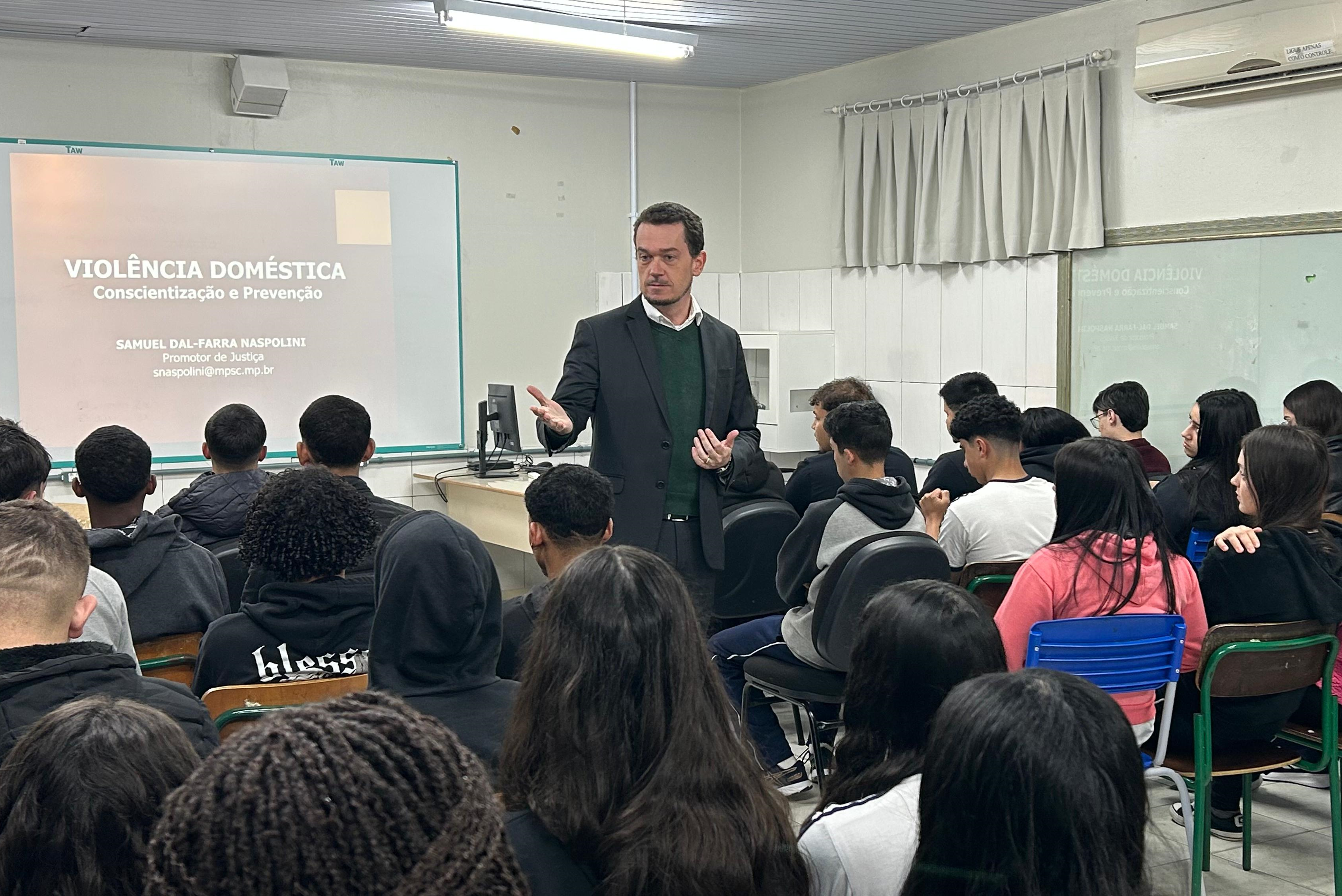 Palestra reforça importância da prevenção à violência doméstica para estudantes em Criciúma
