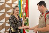 Procuradora-Geral de Justiça recebe moeda institucional como forma de reconhecimento pelo apoio do MPSC ao Curso de Formação de Oficiais do Bombeiro Militar