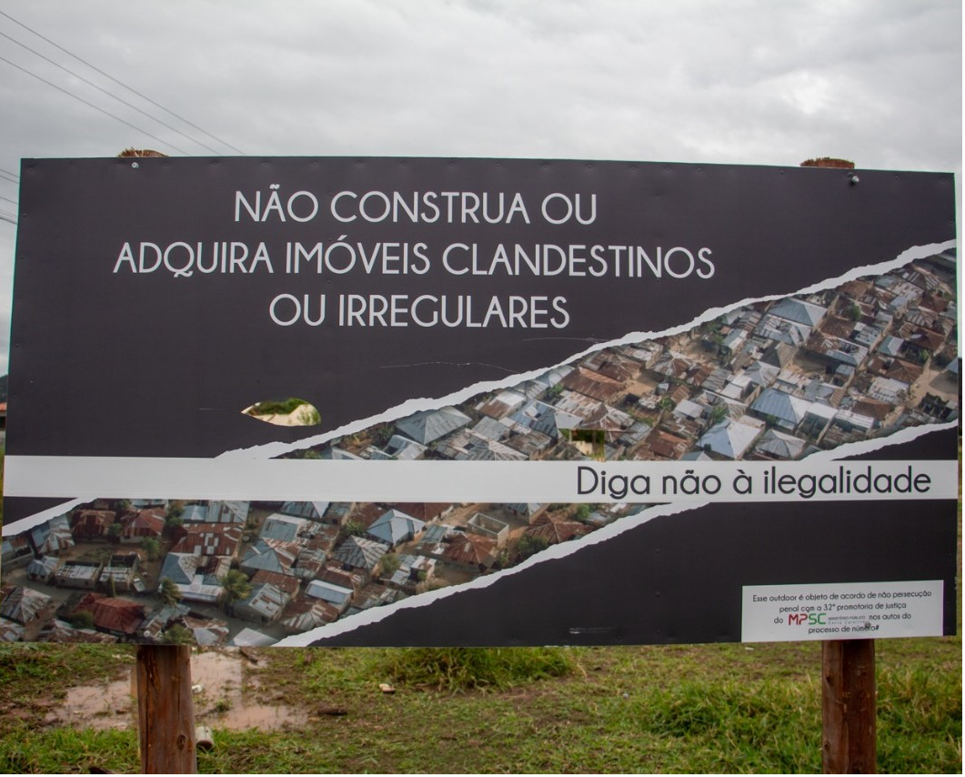 Responsável por loteamento irregular instala outdoor alertando para a ilegalidade como parte de acordo com o MPSC para não ser processado