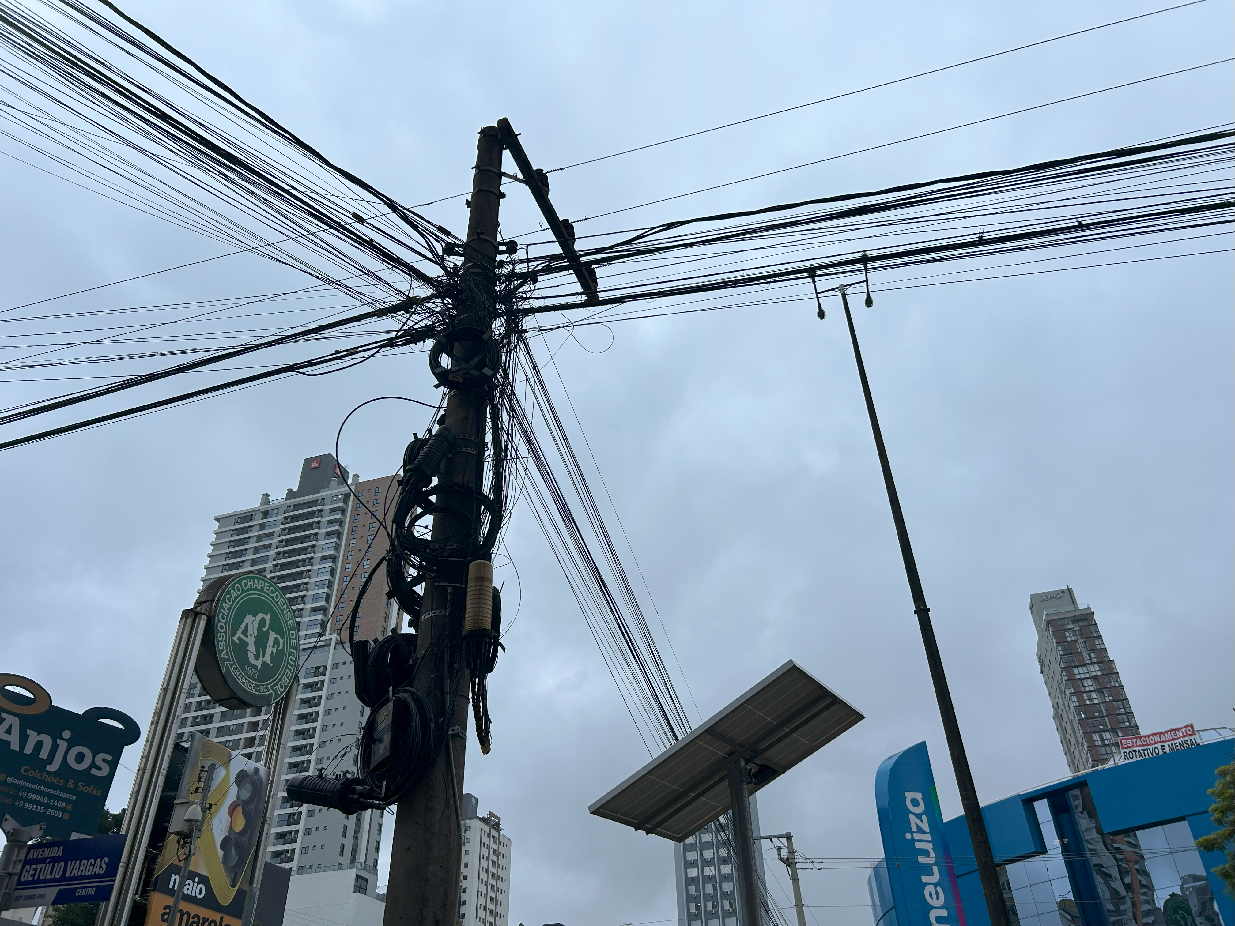 MPSC investiga poluição visual causada por instalação irregular de cabos em postes em Chapecó