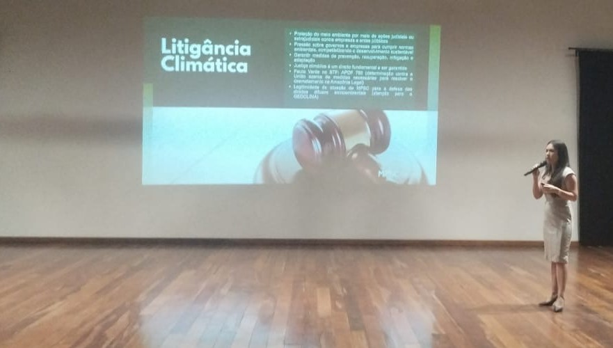 Promotora de Justiça ministra aula magna de curso de Direito em Caçador