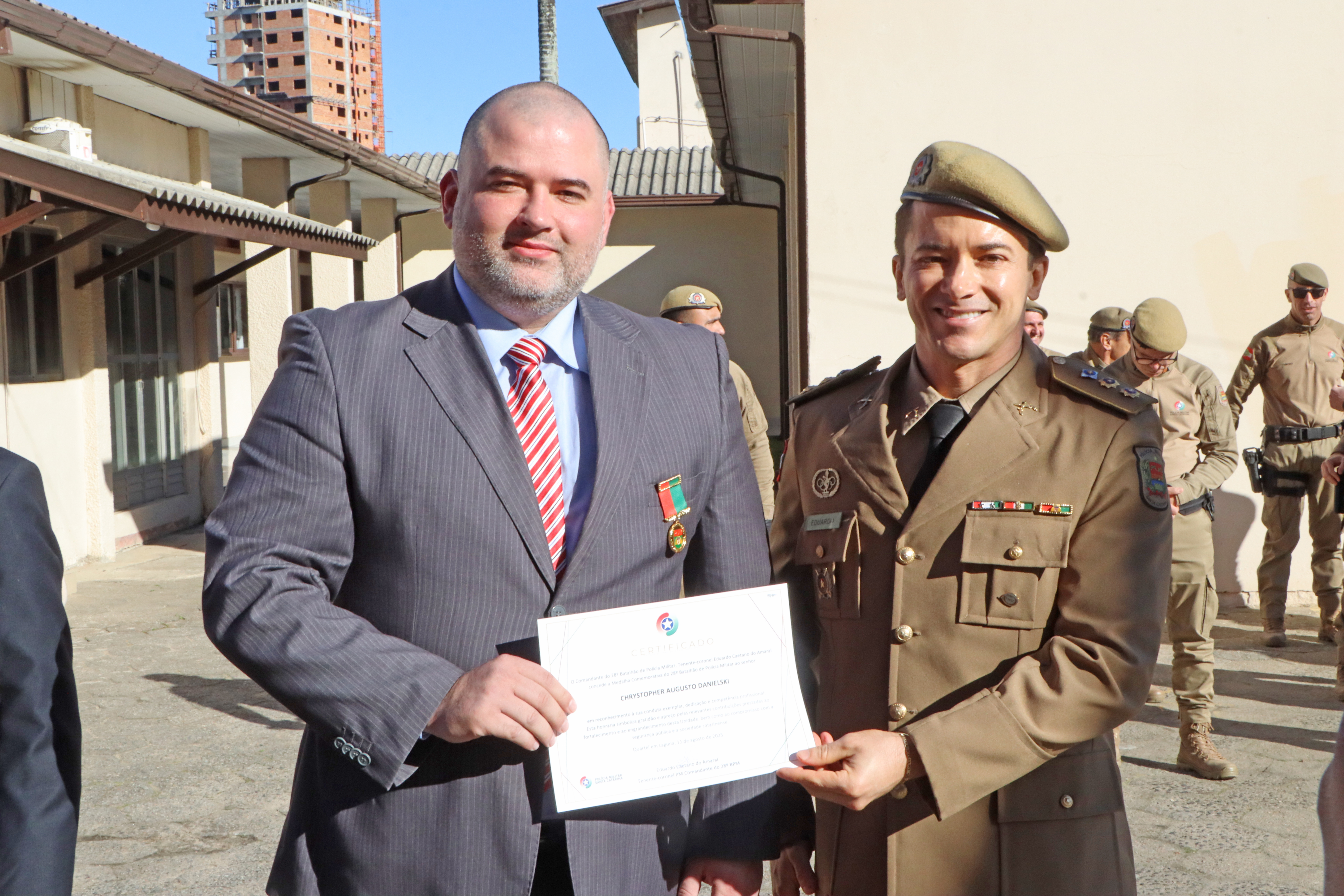 Promotor de Justiça recebe medalha comemorativa da Polícia Militar em Laguna