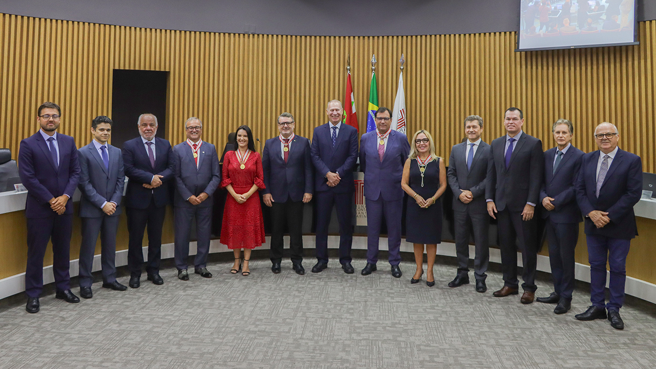 Fábio de Souza Trajano é homenageado com medalha de mérito do Tribunal de Contas de Santa Catarina