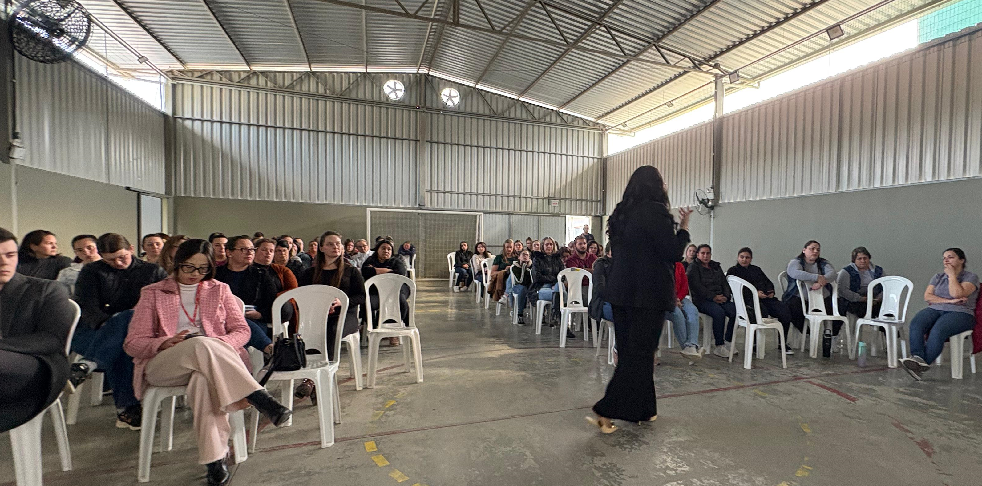 Promotora de Justiça realiza ciclo de palestras sobre bullying para mais de 300 educadores no Alto Vale