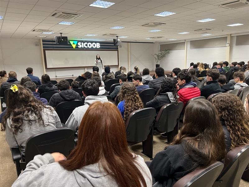 Mais de 200 estudantes participam de palestras sobre combate às violências de gênero, doméstica e familiar em São Lourenço do Oeste