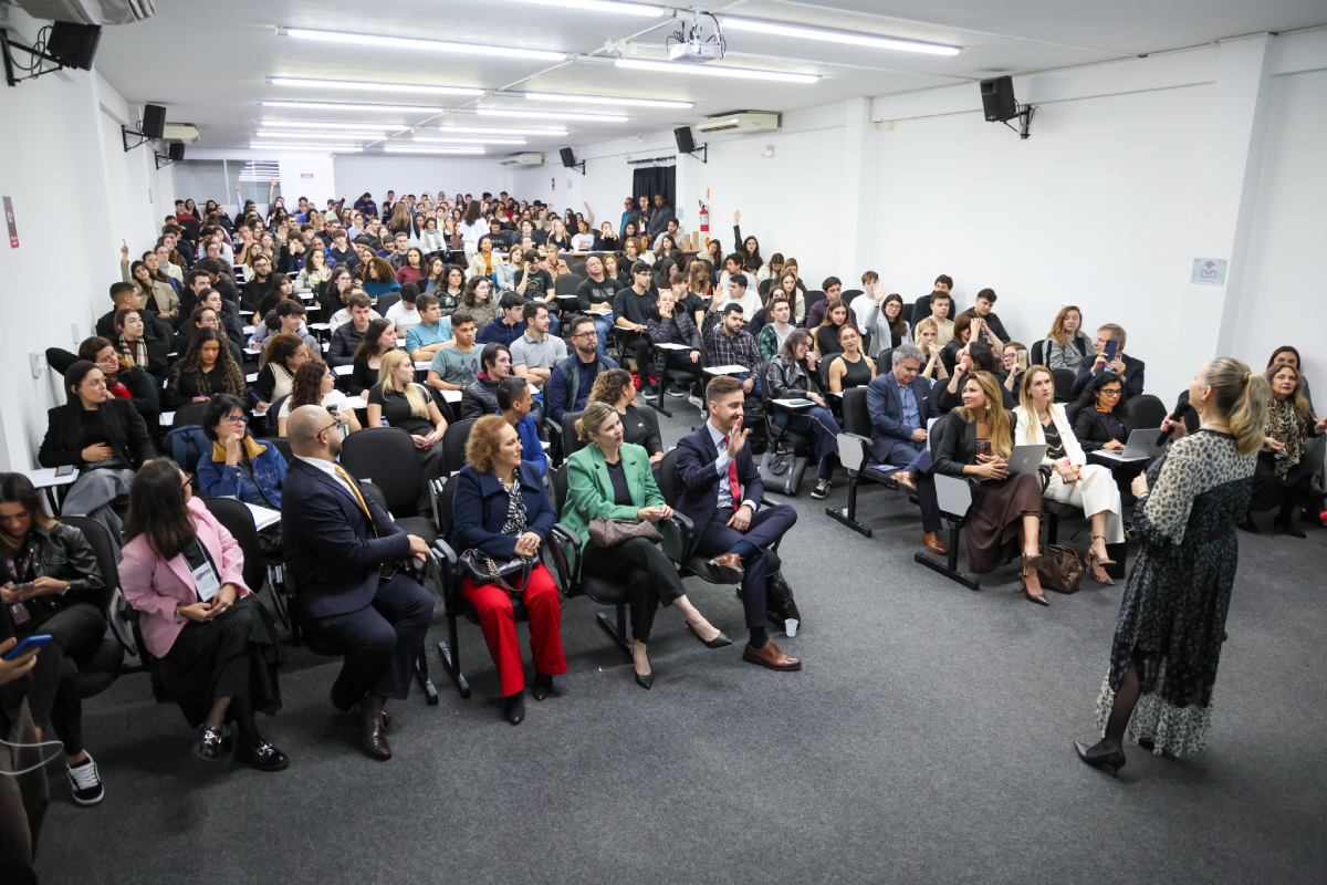 Vanessa Wendhausen Cavallazzi leva debate sobre feminicídio às universidades e alerta para desafios no enfrentamento à violência de gênero