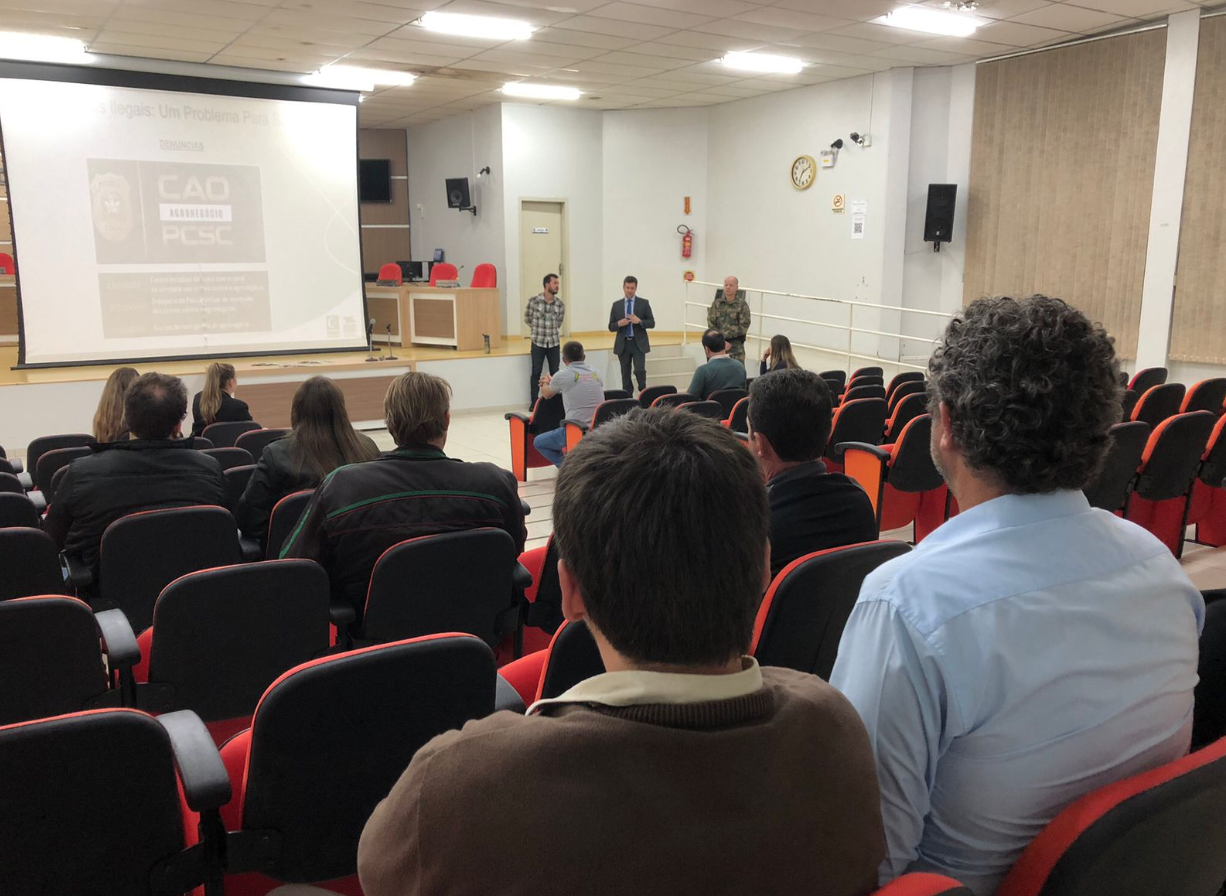 Palestras levam orientação para agricultores sobre o uso irregular de agrotóxicos e o combate ao comércio ilegal