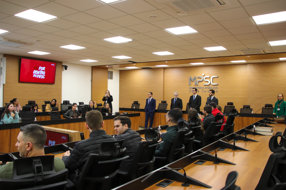 Conhecimento além da sala de aula: estudantes da Uniavan visitam MPSC
