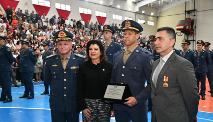 Prêmio Ministério Público do Estado de Santa Catarina é entregue em formatura do Curso de Formação de Sargentos do Corpo de Bombeiros Militar de SC