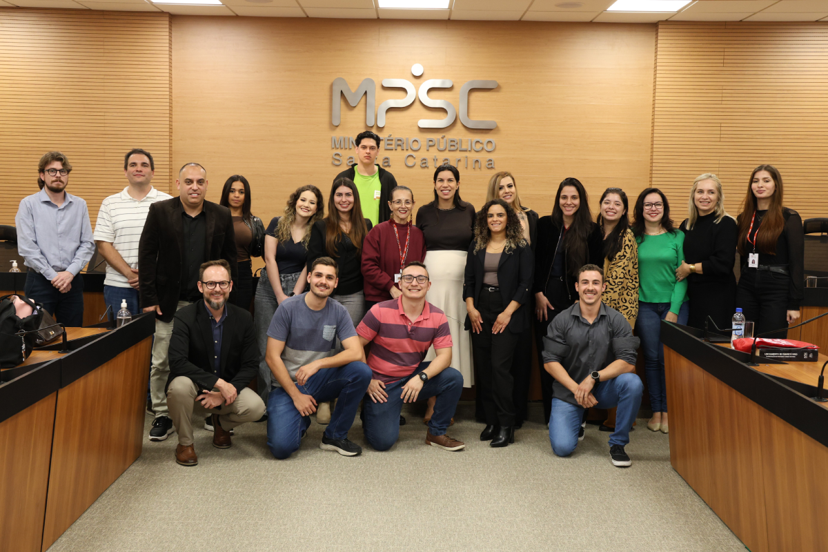 De estagiária a Promotora de Justiça: história inspira alunos durante programa Por dentro do MPSC