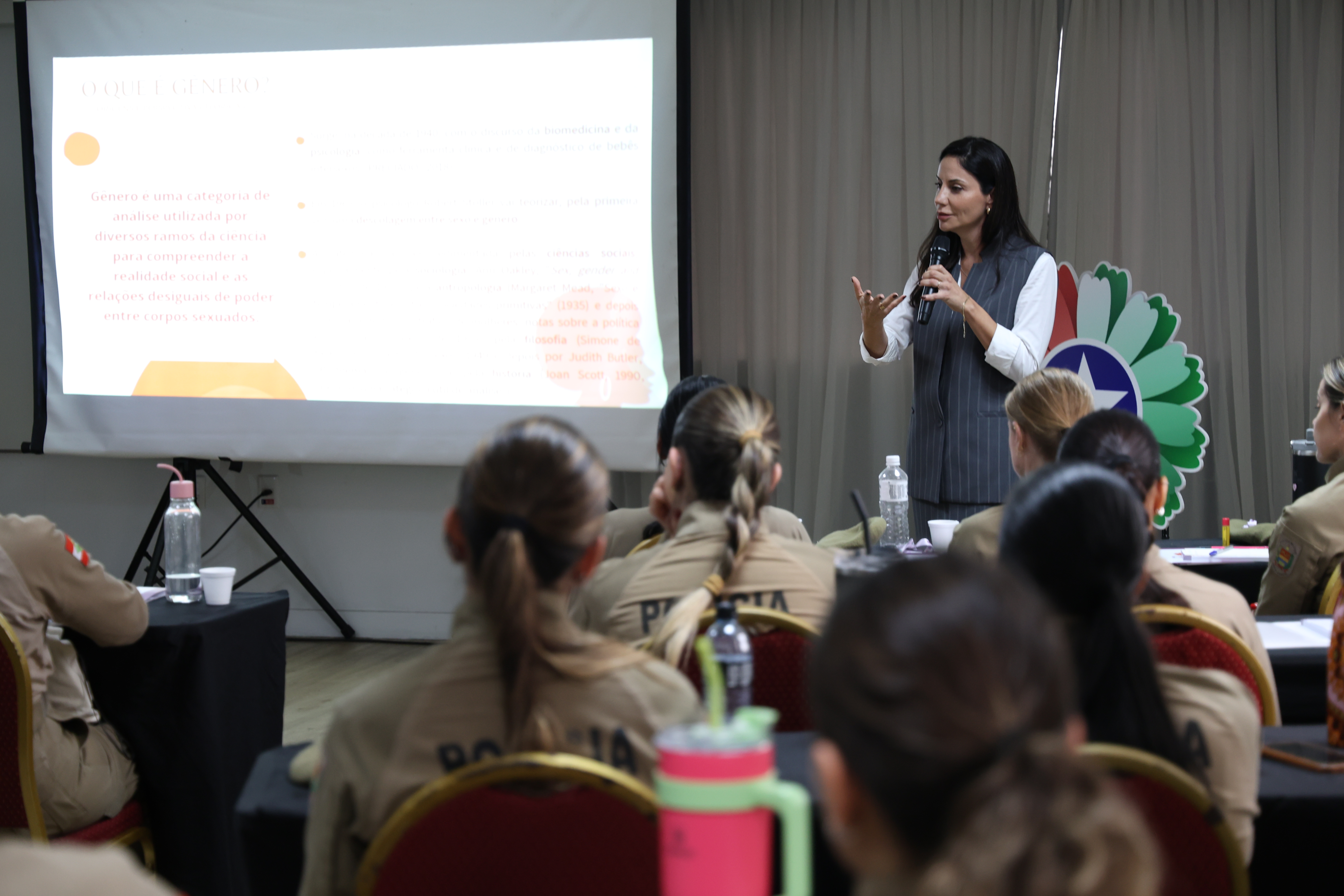Promotora de Justiça do MPSC aborda gênero e violência contra mulheres em palestra para a Rede Catarina 