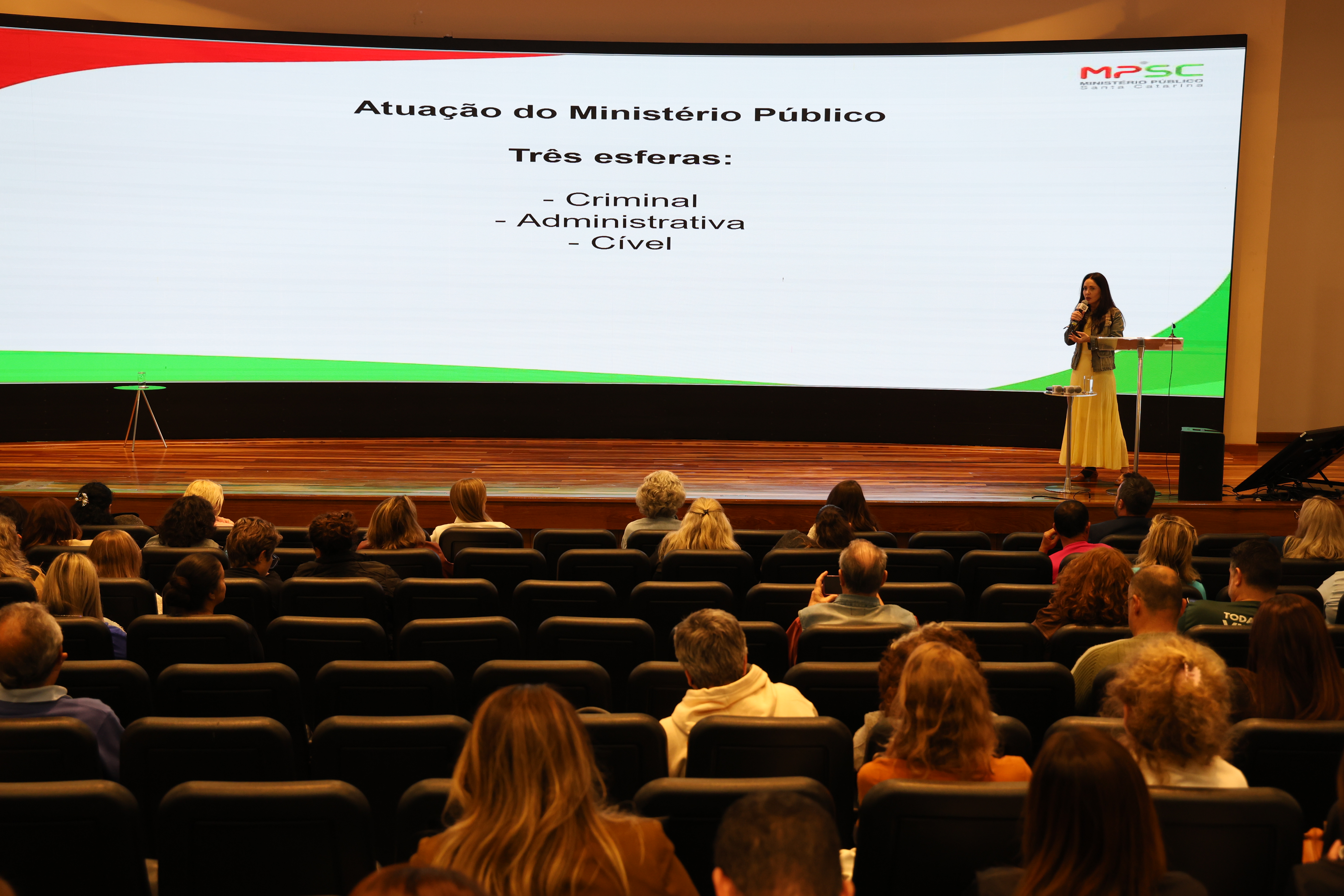 A dignidade animal como dever: Promotora de Justiça reforça luta contra crueldade animal no III Fórum Catarinense de Protetores e Ativistas