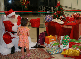 Natal Solidário do MPSC: crianças e adolescentes de casas-lares recebem presentes do Papai Noel