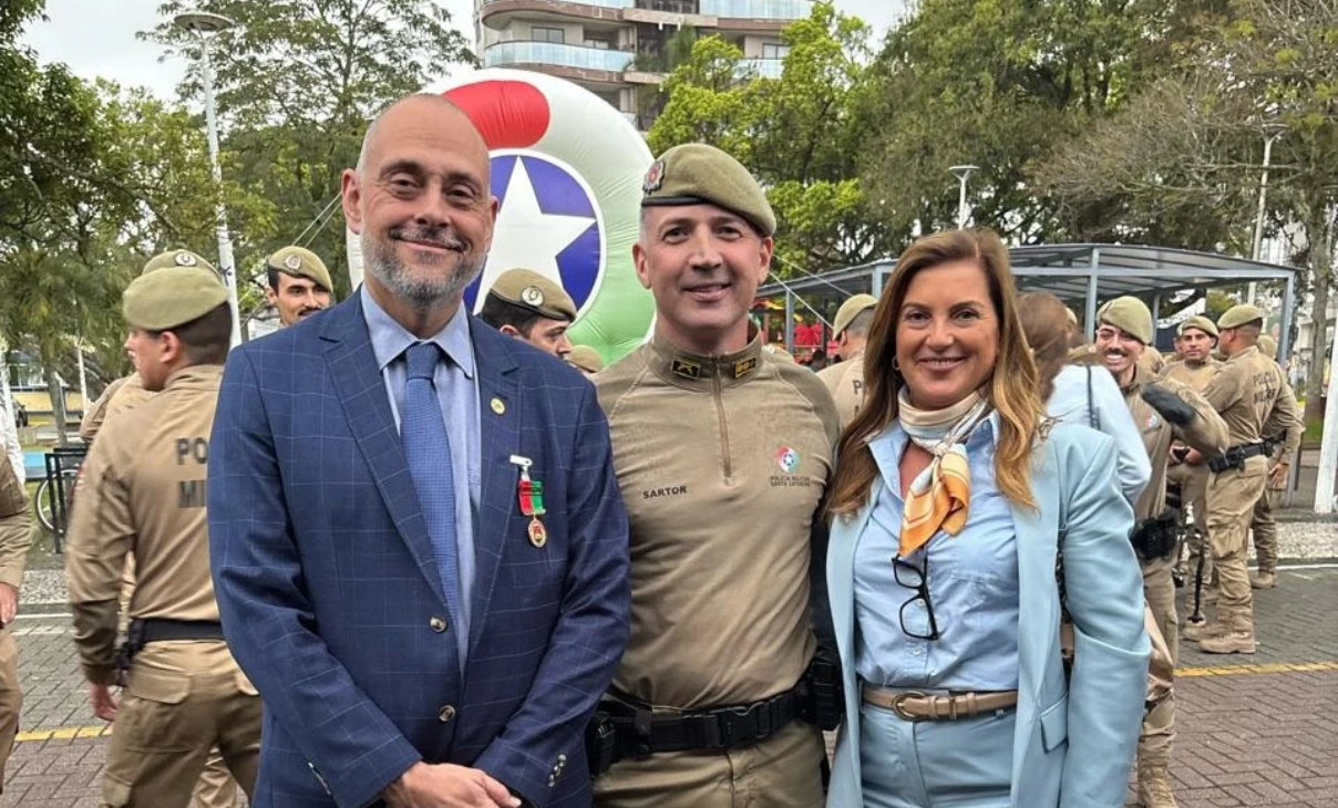 Promotor e Promotora de Justiça são homenageados pela Polícia Militar em Biguaçu