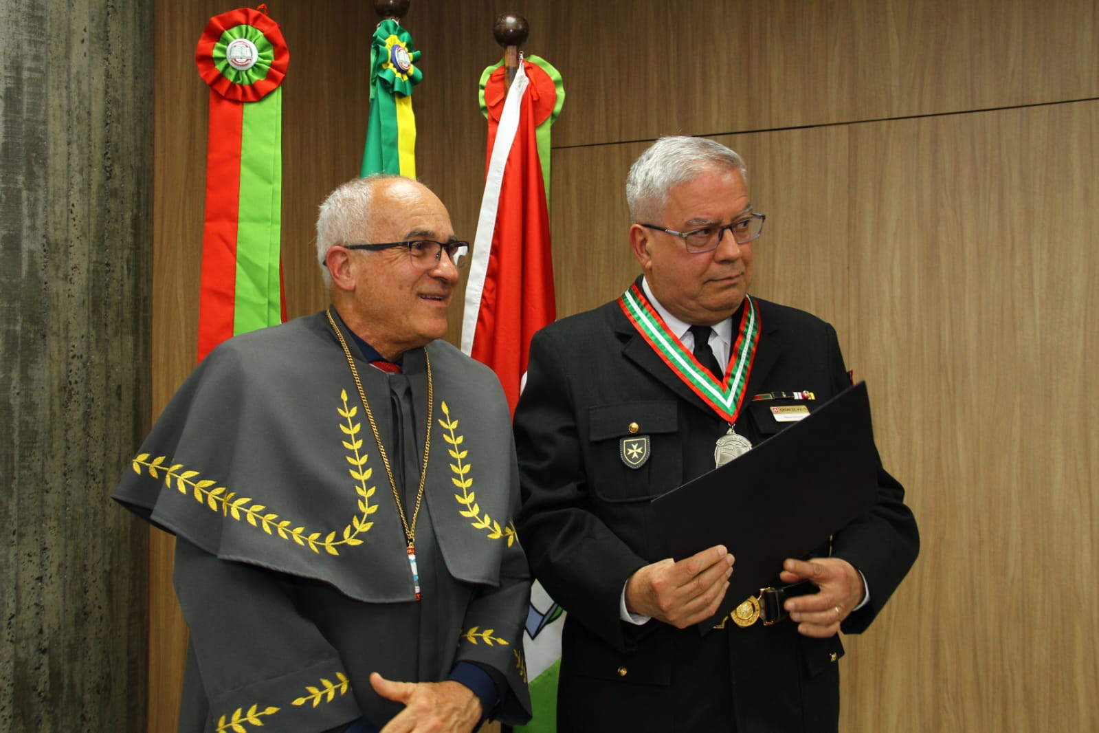 Gilberto Callado de Oliveira recebe Medalha ALMESC em reconhecimento à sua obra literária 