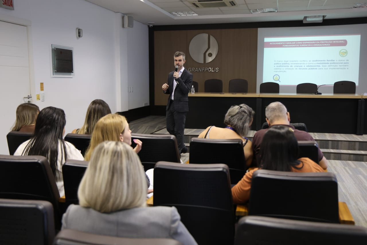 Roda de conversa reforça atuação integrada no acolhimento familiar em Santa Catarina