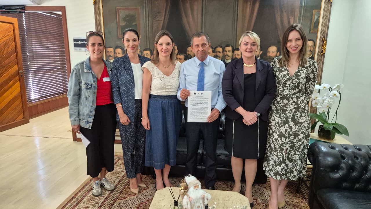 “Carta por Catarina” é entregue à presidência da ALESC com propostas para enfrentar violência contra mulheres